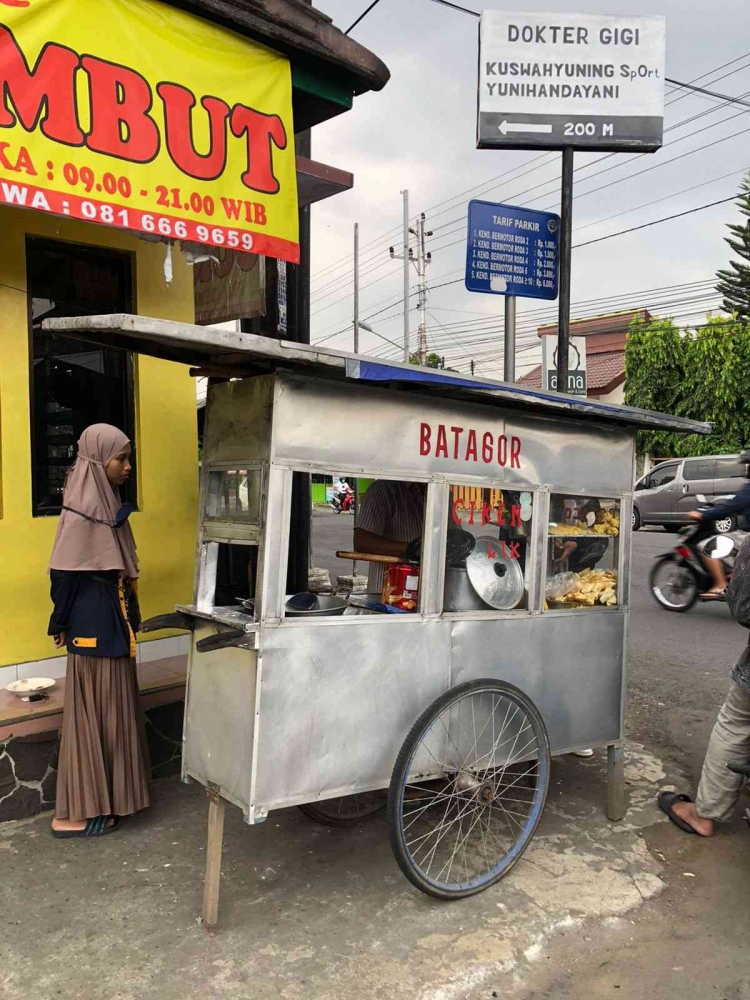 Mie Ayam Ngendog & Batagor Pak Bewok: Rasa yang Menggoda di Setiap Suapan